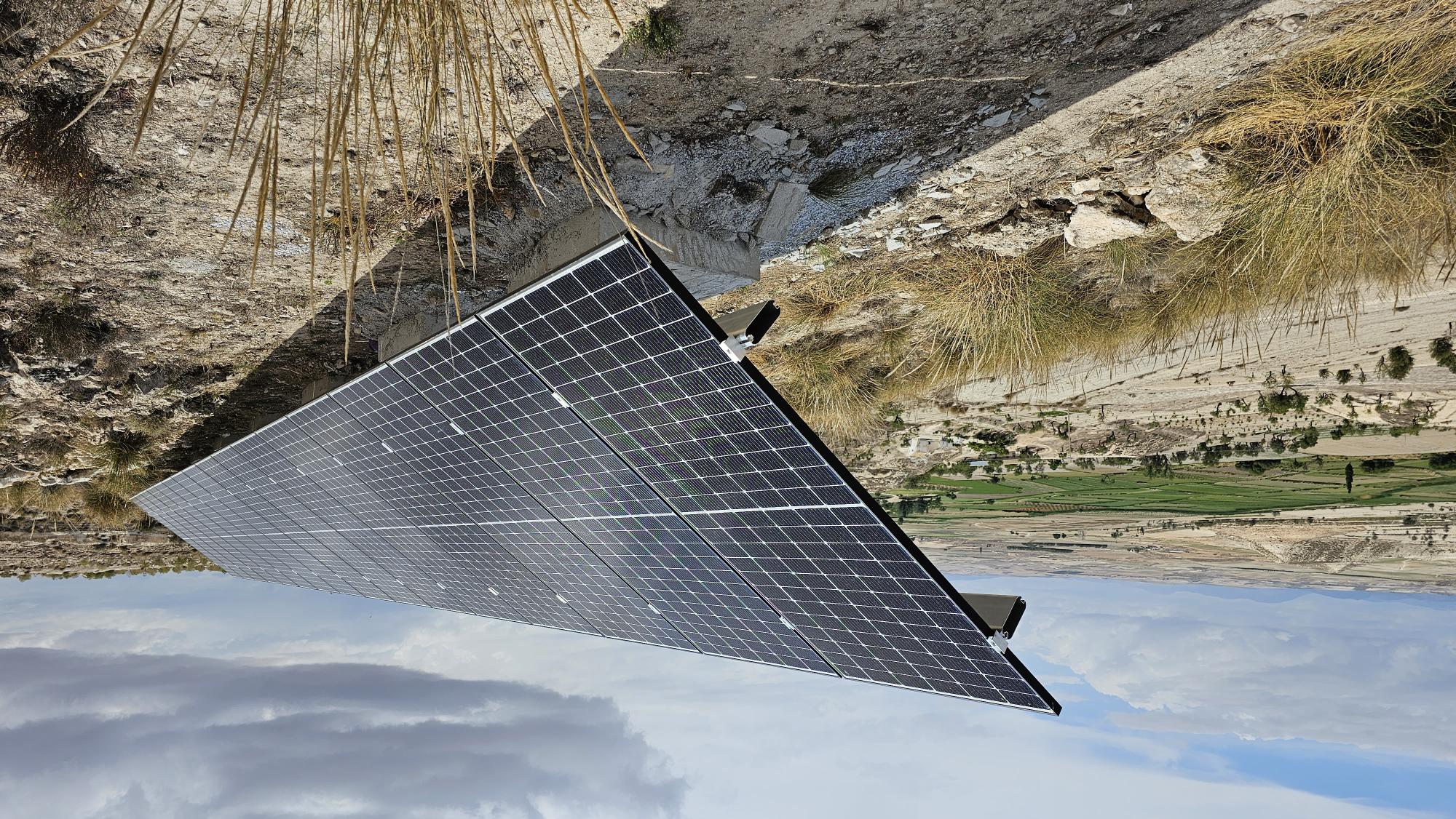 Zonnepanelen boven op de berg